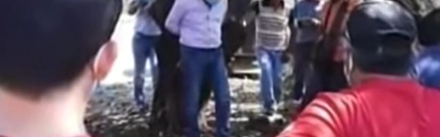 Užas u Meksiku: Besan narod postavio gradonačelnika na STUB SRAMA, vezali ga za drvo! (FOTO+VIDEO)