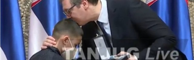 POLJUBAC ZA SINA PREMINULOG HEROJA! Najdirljiviji momenat na današnjoj dodeli odlikovanja zaslužnim građanima!