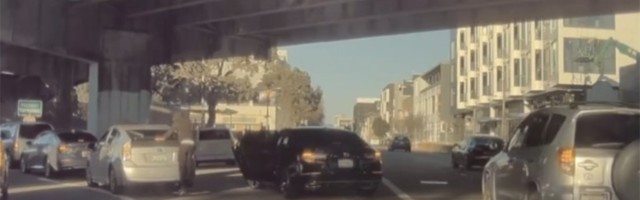 I ovo se radi: Opljačkao auto na semaforu, pa gas (VIDEO)
