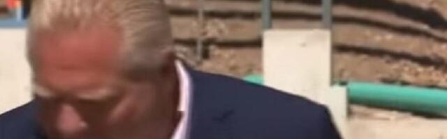 Premijer tokom govora - progutao pčelu (VIDEO)