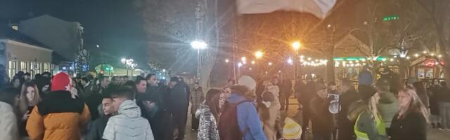 Večeras održani protesti u Vrnjačkoj Banji i Rači (VIDEO)