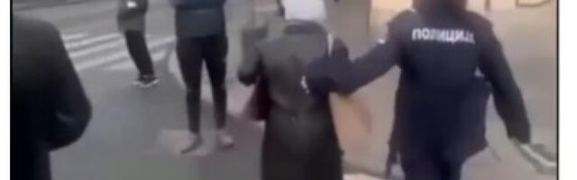 Блокадери вређају жену оболелу од рака, полицајка је легитимише (видео)