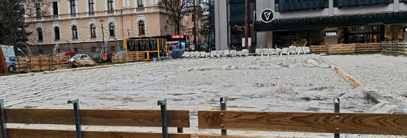 U toku postavljanje KLIZALIŠTA: Uskoro počinje ZIMSKA ČAROLIJA u Kragujevcu (FOTO)