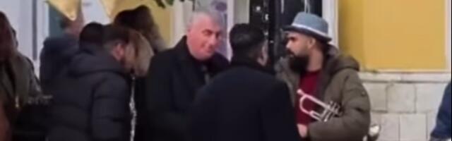 "NE MOŽE DA SE PEVA 'ĐURĐEVDAN' NA BADNJI DAN" Skandal u Hrvatskoj, gradonačelnik Miro Bulj oterao romski orkestar (VIDEO)