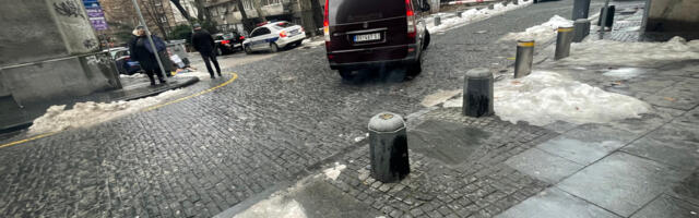 FIRST PHOTOS OF CENTRAL BELGRADE HORROR: Body found in pool of blood, WOMAN TAKEN ILL witnessing it!