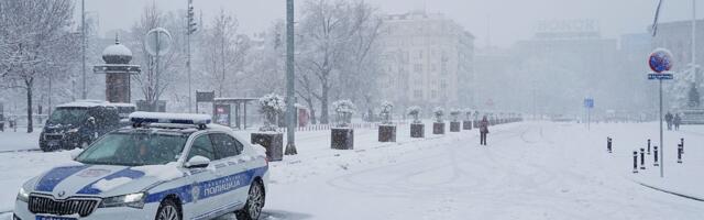 HAOS NA PUTEVIMA ŠIROM SRBIJE: Sneg okovao zemlju, policija izdala HITNO UPOZORENJE svim vozačima!