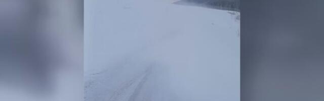 Sneg u istočnim i zapadnim delovima Srbije! "Putevi Srbije" izdalo upozorenje za vozače: Kritične deonice u blizini ovih gradova, put ka Goliji neprohodan