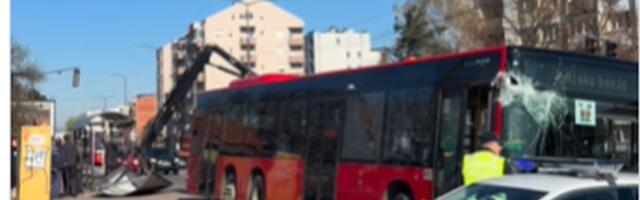 Autobus udario u stajalište, dve osobe povređene