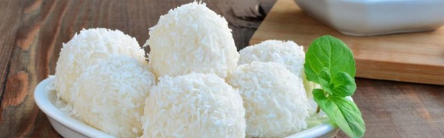 Savršen spoj ukusa: Kokos kuglice punjene jagodama (RECEPT)