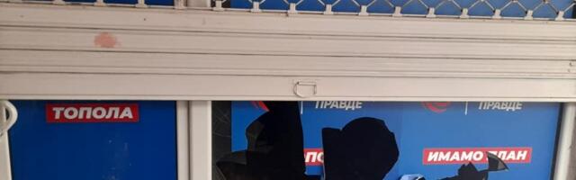 Razbijena stakla na prostorijama Stranke slobode i pravde u Topoli