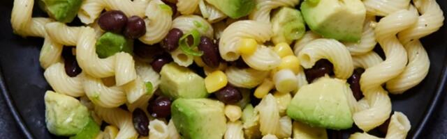 Pasta salata sa avokadom i crnim pasuljem