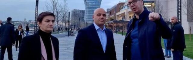 KAŽU DA SE TOKOM DOBRE ŠETNJE SMIŠLJAJU NAJBOLJI PLANOVI I VODE NAJPRIJATNIJI RAZGOVORI! Vučić i Brnabić prošetali Beogradom na vodi sa Kovačevskim (FOTO)