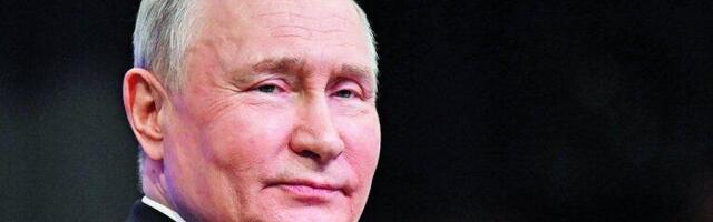PUTINOVA NOGA VAN KONTROLE: Pokušavao da je smiri rukom tokom intervjua? (VIDEO)