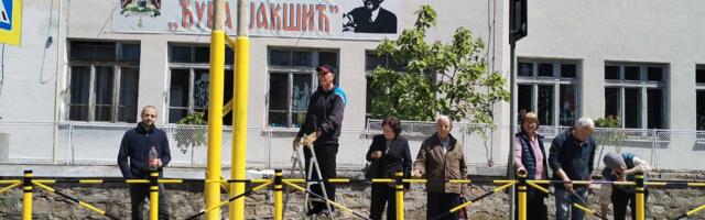 Aktivisti SNS-a u Kragujevcu farbali stubiće ispred škole