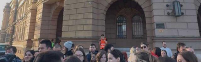 Studenti ušli u zgradu Univerziteta u Nišu zbog otkazivanja izložbe na Fakultetu umetnosti