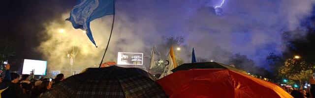 FOTO, VIDEO Srednjoškolci stigli u Novi Sad: Odali poštu za stradale u padu nadstrešnice