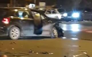SAOBRAĆAJKA U CENTRU NOVOG SADA: Delovi vozila rasuti po putu, objavljen snimak s mesta nesreće (VIDEO)