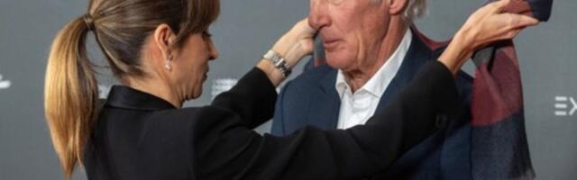 BEZ BLAMA SE DOHVATILI PRED SVIMA! Nju (42) izgleda ne zanima NOVČIĆ jer je glumac (76) kao MOMČIĆ - OPA, BATO!