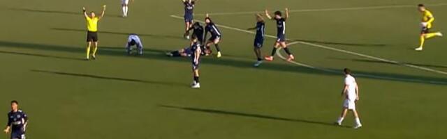 HOROR U SUPER LIGI SRBIJE! Stravičan sudar fudbalera glavama, jedan ostao nepomično da leži na terenu! Hitna pomoć momentalno reagovala, jeziv snimak sve sledio