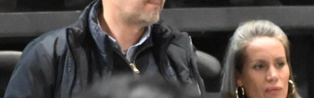 SIN ANE BEKUTE PRATI KONCERT U DRUŠTVU MISTERIOZNE LEPOTICE! Sve oči uprte u njih, a pevačica početak spektakla posvetila pokojnoj majci (VIDEO)