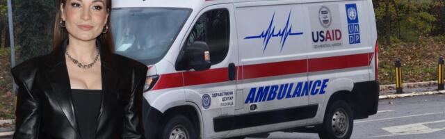 JELENA TOMAŠEVIĆ SE SAMO SRUŠILA NA KOLENA USRED KONCERTA! Hitna pomoć je prevezla do bolnice