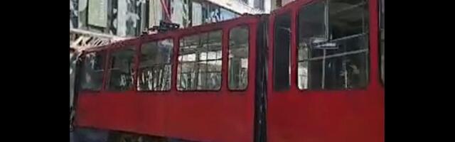 Tramvaj iskočio iz šina u Beogradu, udario u zgradu