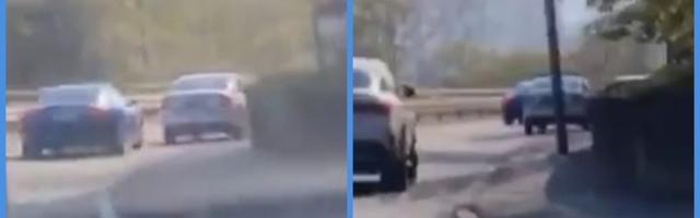 Bahati vozač divljao i preticao policiju, oni ništa (VIDEO)
