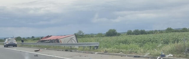 JEZIVA SCENA NA AUTO-PUTU BEOGRAD-NIŠ Prevrnuo se kamion i zapalio