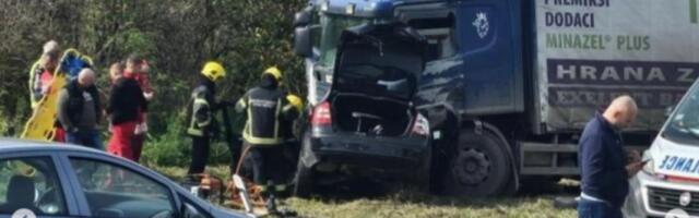 POGINUO VOZAČ KOD ŠIMANOVACA Telo iz smrskanog vozila izvlačili vatrogasci