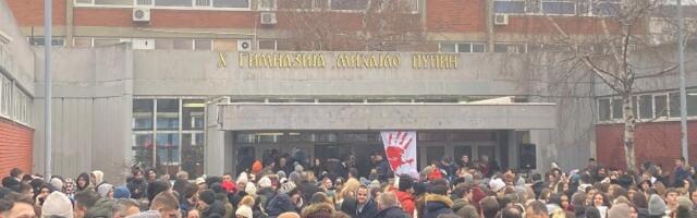 Gimnazije redom stupaju u bojkot nastave: Đaci pružaju podršku Dijani Hrki