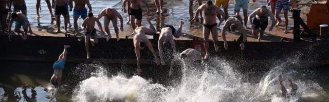 PLIVAČI SE POTUKLI ZA ČASNI KRST: Snimak ponovo usijao mreže, ovo se nikada neće zaboraviti (VIDEO)