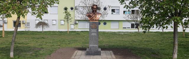 FOTO: Saniran spomenik Tarasu Ševčenku u Novom Sadu koji je bio oštećen i oskrnavljen crnom farbom