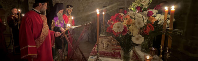 NOĆ KADA SE SVETLO RAĐA IZ TAME: Patrijarh Porfirije u Pećkoj patrijaršiji služio večernje sa iznošenjem Plaštanice i poslao važnu poruku (FOTO)