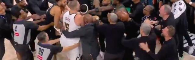 OPŠTI HAOS I ŽESTOK SUKOB - JOKIĆ POBESNEO I ZALETEO SE NA PROVOKATORA! Srbinu zasmetao nesportski potez, pretrčao je pola terena i krenuo u OBRAČUN! (VIDEO)