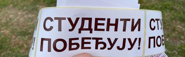 Objavljeno koliko je nalepnica "Studenti pobeđuju" juče podeljeno građanima širom Srbije