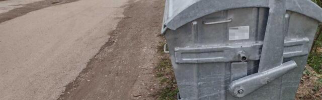 UŽAS U PROKUPLJU! NOGA JOJ SE DRŽALA SAMO NA DELU KOŽE: Kontejner pao na ženu i teško je povredio!