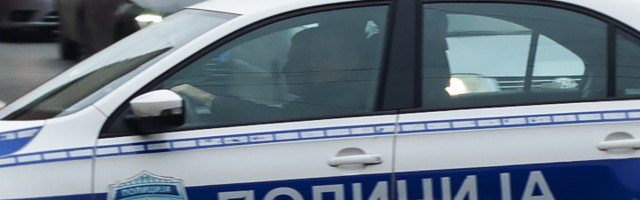 Razbijeni izlog i vrata Muzeja romske kulture u Beogradu