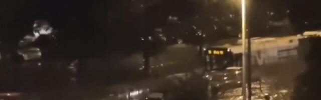 Prešla voda preko poda, niko čamac da mi doda