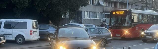 Saobraćajka u Kumodraškoj ulici! Motociklista podleteo pod automobil! (FOTO)