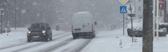 LEDENA KIŠA PRAVI HAOS NA DRUMOVIMA Zavejani ovi delovi Srbije, putari rade neprekidno