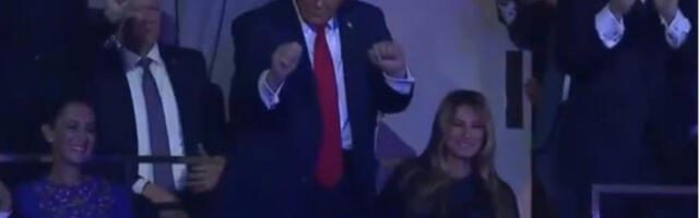 TRAMP ĐUSKAO NA IZVLAČENJU GRUPA ZA SP U FUDBALU! Ukrao šou, oduševio Melaniju i Klaudiju (VIDEO)