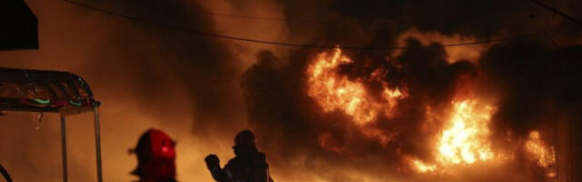 POŽAR U SOLITERU, IMA POVREĐENIH! Vatra buknula u podrumu, više od 100 vatrogasaca na licu mesta