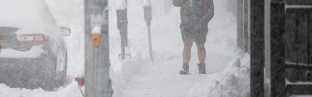 KAMERA ZABELEŽILA UŽAS Sneg pao sa zgrade i ubio devojku, dotrčali da joj pomognu, pa za dlaku izbegli smrt