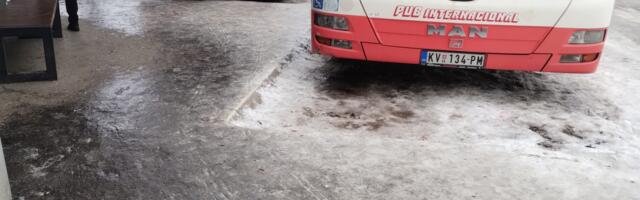 Građani pozivaju na oprez, led na peronima i prilazu Autobuskoj stanici u Kraljevu