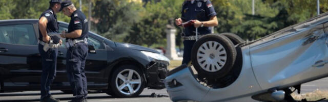 TEŽAK UDES U UGRINOVCIMA! Automobil udario u zid i prevrnuo se - IMA POVREĐENIH!
