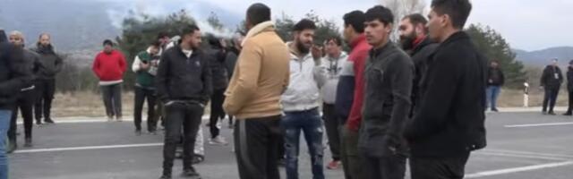 "NEMAMO ŠKOLU, ALI NEKA INSTRUKTOR SEDI SA MNOM, JA ĆU VOZITI": Romi ne odustaju od zahteva u Severnoj Makedoniji