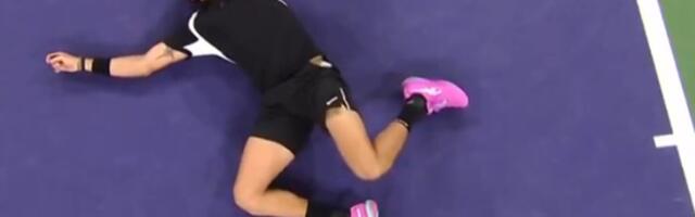 Jezive scene: Poznati teniser posle poslednjeg poena pao na beton i ostao nepomičan, protivnik bez sažaljenja