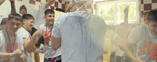 ŠAMPIONSKO LUDILO U SVLAČIONICI! Košarkaši Dinamika podigli pehar, pa "okupali" trenere - Nešić i Karaklajić nisu znali šta ih je snašlo! VIDEO