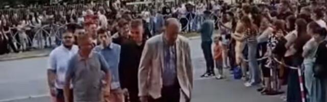 Razredni je bio u šoku, a tek njegova žena: Pogledajte šta su mu đaci poklonili (VIDEO)