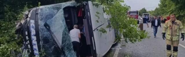AUTOBUS SE PREVRNUO NAKON SUDARA! Jezivi detalji teške saobraćajne nezgode kod Prijedora - Petoro povređeno